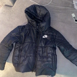 Nike vinterjacka  - Min lillasyster säljer sin jacka.  Den är i fint skick. Använd en vinter. Storlek S.