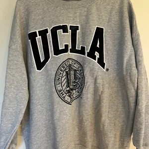 Sweatshirt  - Sweatshirt från HM Trycket har några fläckar Pris: 20kr + frakt