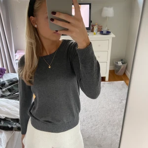 Stickad grå tröja  - Stickad grå tröja, för liten för mig därav säljer jag den!