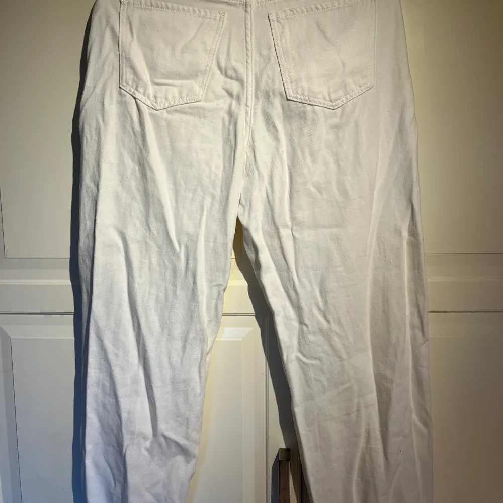 Vita jeans från ginatricot, använda ca 2 gånger. Pris: 60kr + frakt. Jeans & Byxor.