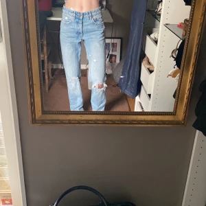 Håliga Jeans från Zara st 34. - Håliga blåa jeans från Zara. Nästan aldrig använt dom 💞✨