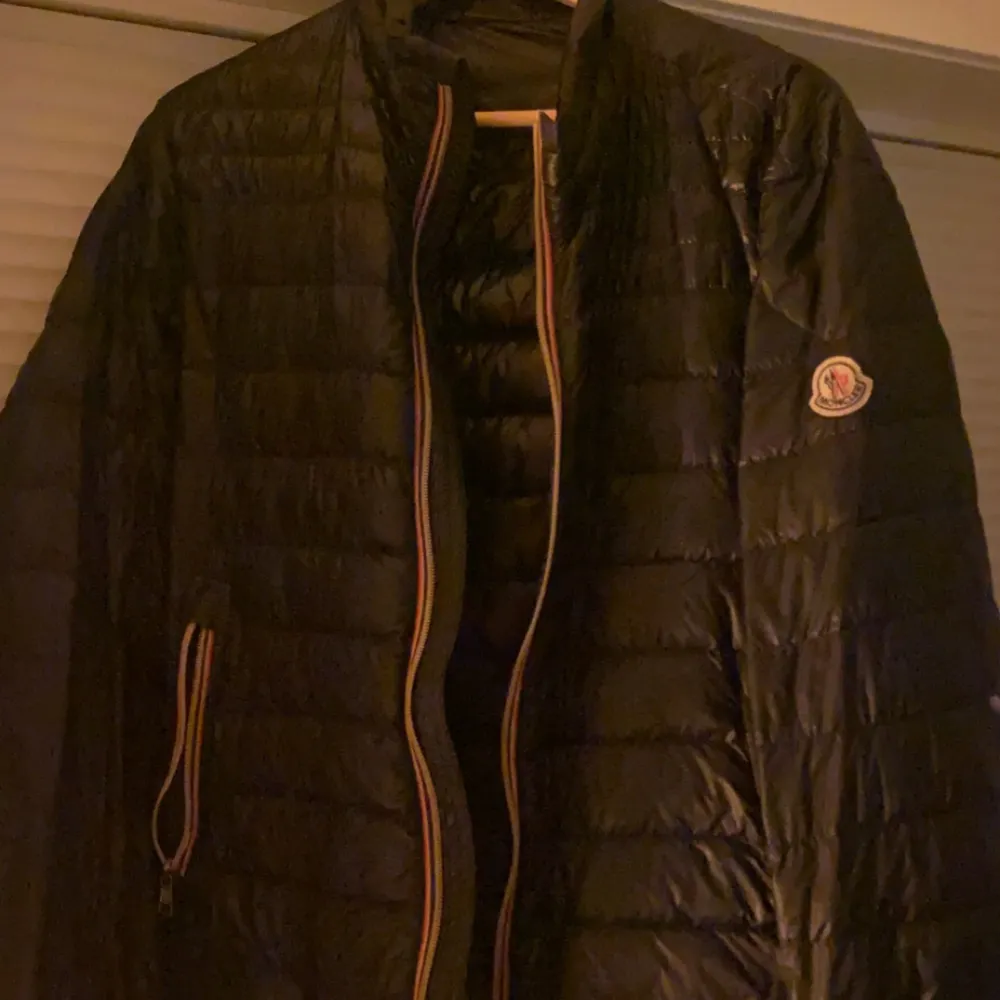 Moncler Daniel, size 3 motsvarar M Ett litet hål på ärmen som med enkelhet fixas, därav priset . Jackor.