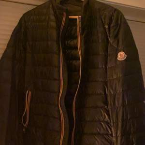 Moncler Daniel, size 3 motsvarar M Ett litet hål på ärmen som med enkelhet fixas, därav priset 