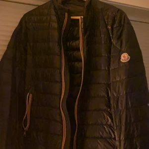 Moncler Daniel storlek 3 (M) - Moncler Daniel, size 3 motsvarar M Ett litet hål på ärmen som med enkelhet fixas, därav priset 