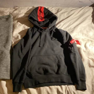 Alpha indutries hoodie i storlek small - Alpha industries hoodie i storlek small. Använd ganska lite