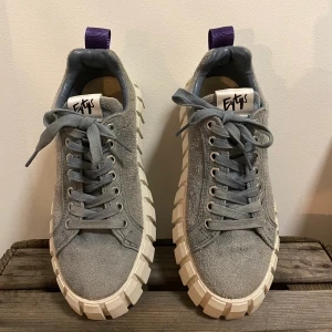 Eytys skor - Säljer mina Eytys sneakers i blå mocka! Mycket bra skick men en liten defekt inne i skon vid hälen. Frakt 99/100kr kan också byta mot något!