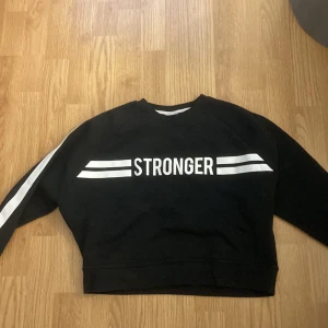 Stronger tröja  - Svart stronger tröja , aldrig andvänd och i väldigt bra skick !! Du står för frakten finns ute på Facebook me! 