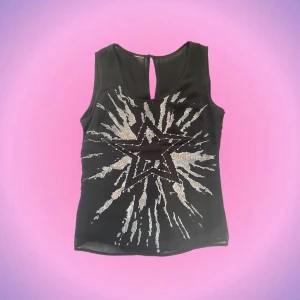 Linne med tryck - Snyggt linne med tryck och rhinestones på! Har sytt in de så sitter bra! Dock har jag sytt förhand så man ksk behöver sy en extra gång så man är säker på att de håller:) Sitter som en S/liten M. Priset kan diskuteras💖 Skriv privat vid intresse o frågor! 