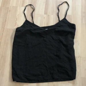 Svart linne - Svart linne med dragkedja på sida  Knappt använd  Säljs pga lack of use och för stor