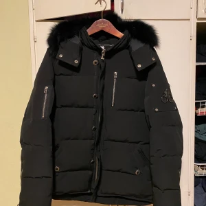 Moose knuckles jacka  - Hej säljer nu min Moose knuckles jacka, jackan har inga skador och den är fräsch. jackan är Äkta och de går att scanna taggen(Viktigt att klargöra). Det är helt enkelt en varm och skön vinter jacka som passar både folk i stoleken M och L 