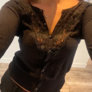 Kofta - Fin kofta / topp med spetsdetaljer upptill. Nästan aldrig använd. Går att ha både öppen och stängd😍😍Köpare står för frakt. 😍💕