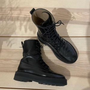Other stories chunky lace up boots - Säljer nu mina fina lace up boots från Other stories. Använda 1 säsong och är i gott skick. Nypris ca 1200kr.  Kan mötas upp eller fraktas. Köpte betalar frakt.