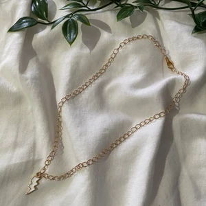 Thunder Necklace - Guldiga halsband med en blixt på.  Finns i alla storlekar!  13kr frakt  