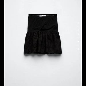 Zara tröja  - Intressekoll på min helt oanvända zara topp, som tyvärr inte kommer till användning. Den är helt ny och storlek xs nypriset var 280 önskar mig något runt 200 250 då den är helt ny💞