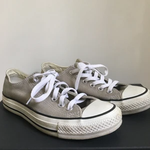 Converse  - 🤩Ett par fina converse i storlek 37🤩 Säljer eftersom att jag inte använder de. 