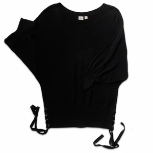 Stickad tröja  - Bra skick Storlek XS men den är oversized så den funkar även någon som skulle ha L