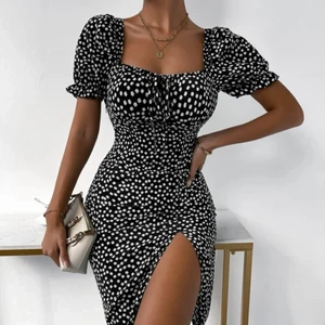 Sommarklänning - Säljer denna superfina klänning då jag råkade köpa för stor och har väntat för länge för att skicka tillbaka.  Endast testad, skickas med påsen den kom i. Storlek S, skulle tro att den passar en M med