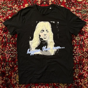 BILLIE EILISH - Sthlm exclusive shirt med stad och datum på baksidan. Release-shirt för ”Happier Than Ever” endast tillverkad i XL