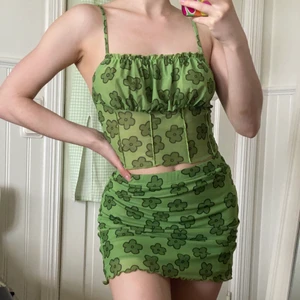 Grönt set - Jättefint grönblommigt set från shein. Topp: S kjol: XS. Använt enstaka gånger så i mycket bra skick. Köpare står för frakten. 💖