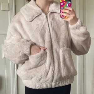 Pälsjacka - Jättefin beige pälsjacka i fauxfur från boohoo i storlek 38. Passar bra på mig som brukar ha s. Näst intill aldrig använd så i mycket bra skick. Köpare står för frakten. 💖