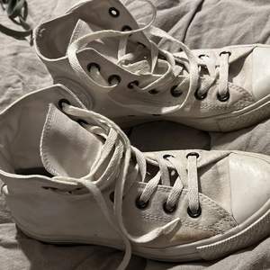Superfina hel vita Converse, lite gul på ena skon efter tvätt som de lätt blir! 24,5 i innermått  Kanske går att få bort 