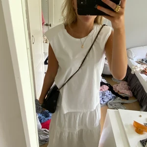 Tshirt med armpuff - Cool tshirt med axelpuff från massimo dutti aldrig använd