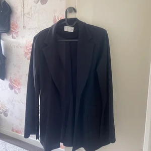 Blazer från ASOS - Jättefin blazer som tyvärr inte kmr till användning 🖤