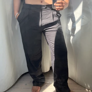 Kostymbyxor grå vintage Hugo Boss - Supersnygga vintage kostymbyxor från Hugo Boss! 😍😍 Är grå med smala vita ränder, supersnygga detaljer! Säljer dem för att de är för långa på mig, jag är 160cm. Superbra skick!