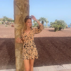 Klänning XXS & Other Stories - OBS jag är inte hemma förrän i mitten av augusti så kan inte skicka iväg den innan dess!