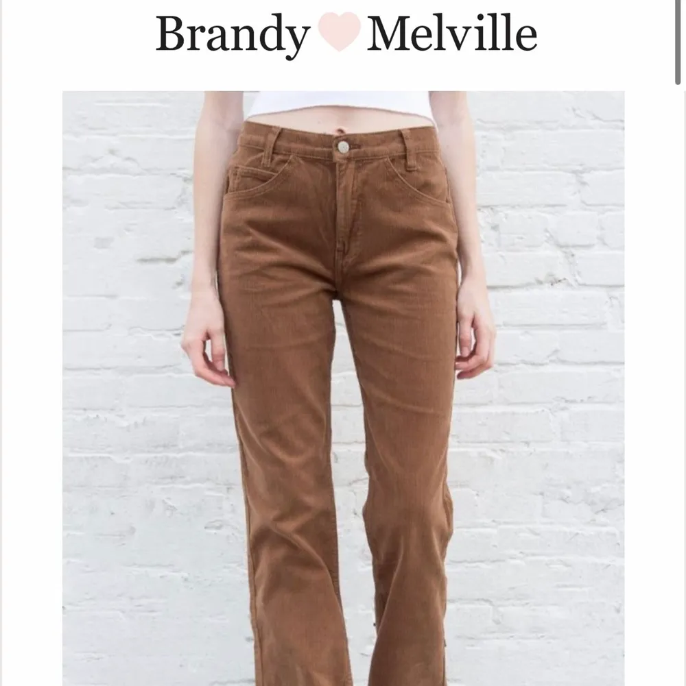 Raka midrise manchester byxor från Brandy Melville. 66 cm midja, 24 cm rise, 75 cm inseam. Aldrig använda då de var för små i midjan.. Jeans & Byxor.