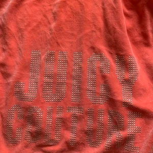 rosa juicy couture kofta - rosa juicy couture kofta med rhinestone där baj, den är mer rosa i verkligheten, koftan är en gammal modell 