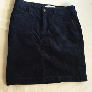 Kjol  - En väldigt mörk blå kjol den ser svart ut på bilderna men den är bara väldigt mörk blå. Strl 34. Köparen står för frakt.