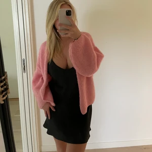 Stickad kofta - Jättefin kofta i en härlig färg!  Knappt använd.  Står på deras hemsida att den ej finns tillgänglig, där ligger den ute för 399kr.