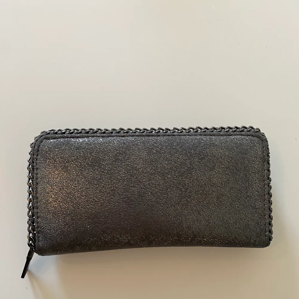 Säljer denna rymliga stella Mccartney liknande plånbok! Använd men i väldigt fint skick!🌸 hör av er vid frågor. Laukut & Käsilaukut.