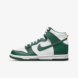 Nike Dunk High Green - Intressekoll på dess slutsålda Nike Dunk High. De är köpte på Nikes egna hemsida på deras dropp. De är endast provade en gång och i storlek 37,5. Hör av er för fler bilder mm!⭐️ Pris kan diskuteras😊