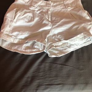 Shorts stl 34  - Vita lågmidjade shorts 