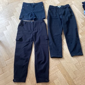 Mac, bikbok - 1. Stretchiga jeansshorts med hög midja 2. Tunna byxor med snygga fickor på låren 3. Svarta jeans, stretch och passar bra om man har större rumpa/lår men mindre midja (två små hål, lätt att laga) Skriv så får du fler bilder å mer info! Kan mötas å skicka