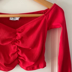 Röd topp - Långärmad röd crop top med dragsko-detalj i fram🌹 Använd en gång