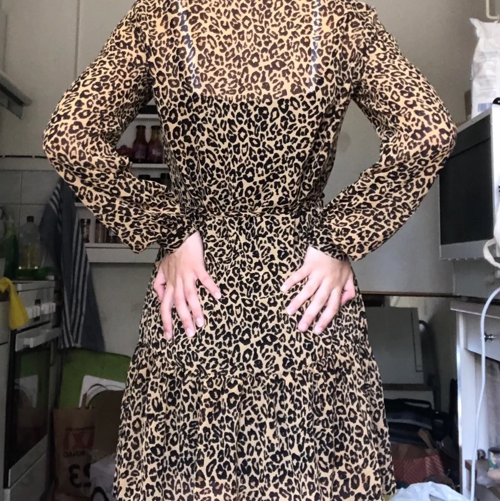 En leopardmönstrad klänning, med en insydd svart underklänning!. Klänningar.