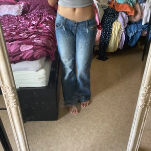 jeans - Ett par superfina baggy jeans (vintage) ett tryck på bakfickorna. Low waisted