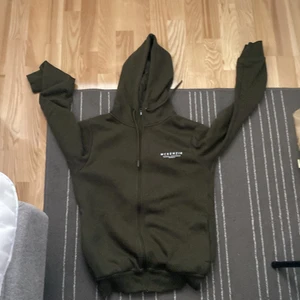 Mckenzie hoodie grön  - Hem är snygg och den är bra att ha på sig dessutom har det bra kvalitet 70 % bomul och 30% polyester 