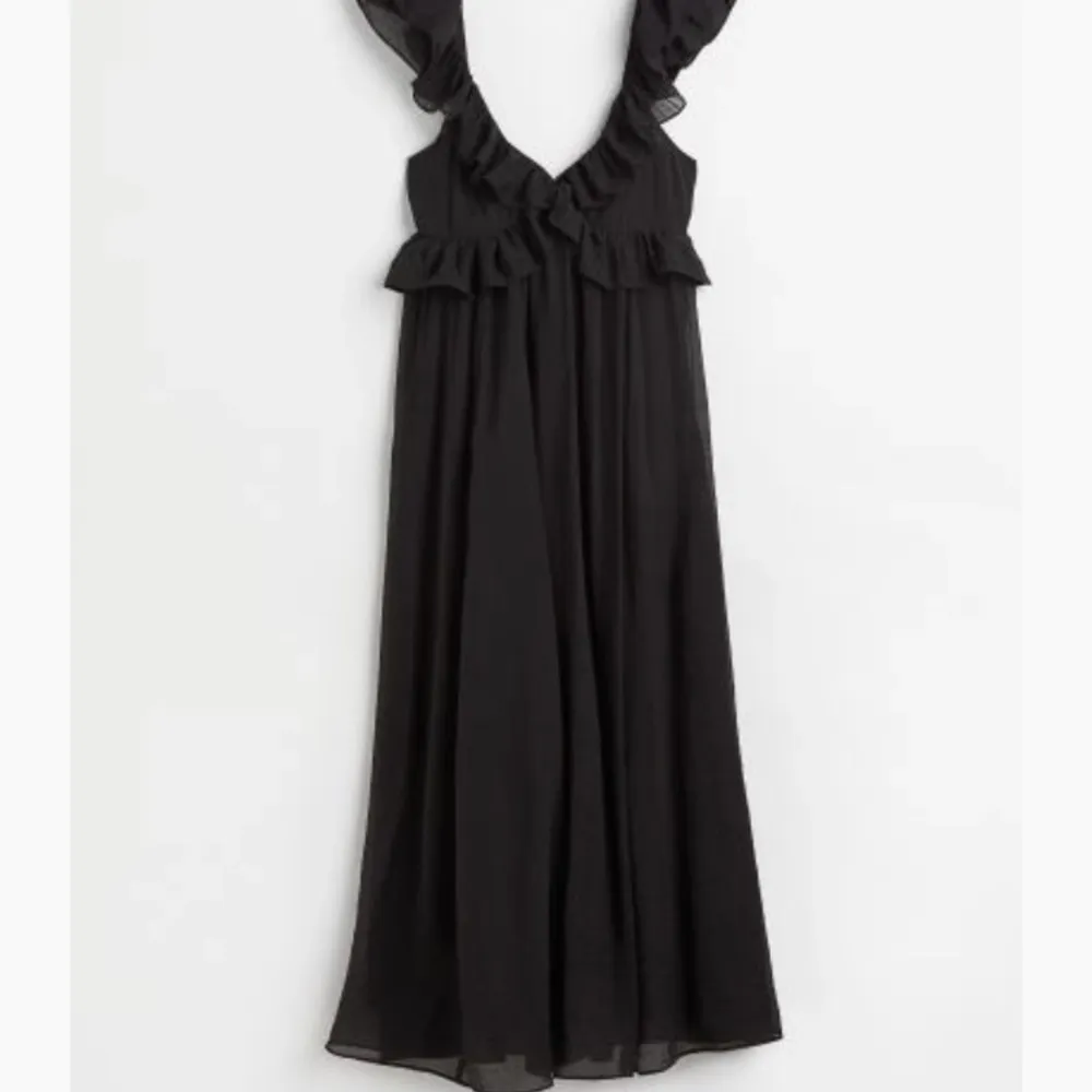 En svart lång klänning från hm. knyt band där bak. köpt för 399kr, mitt pris kan börja vid 350 kr. Jag har bara använt den EN gång. OBS ni står för FRAKTEN . Klänningar.