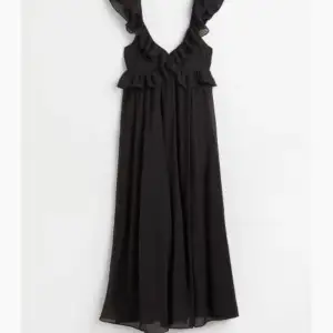 En svart lång klänning från hm. knyt band där bak. köpt för 399kr, mitt pris kan börja vid 350 kr. Jag har bara använt den EN gång. OBS ni står för FRAKTEN 