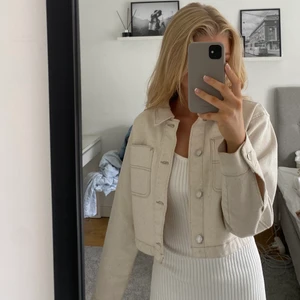 Beige jacka weekday - Fin jeans jacka från weekday, nyskick och bara använd 1-2 gånger.💕 