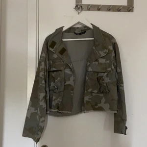 Jacka från zara - Militärjacka från zara, bara använt någongång och i bra skick! Pris kan diskuteras vid snabbt köp