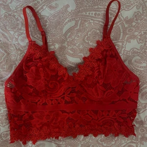 Röd topp  - En röd topp från shein.  Använt 1-2 gånger då den är lite för liten för mig. 