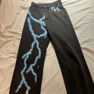 Jeans  - Ett par jeans med en blå blixt på ena benet och på ena fickan, bra skick, använt fåtal gånger. Jag är 163 