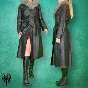 Kappa   - Kappa i väldigt fint skick för sin ålder! Står inget märke. Enligt lappen är det äkta läder. Lining: 100% Acetate. Storlek L, modellen använder vanligtvis storlek S och är 169cm lång.   Mått: Axel till axel 42cm, Ärmlängd 58cm, Midjebredd 44cm och kappans längd 117cm. Gratis spårbar frakt  