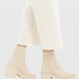 Stradivarius boots - Säljs för att dem är för små. Har vanligtvis 36,5 så tog 37 men ändå lite trånga. Köpta i mars använda en gång. (Pris + frakt) Ny pris 499kr