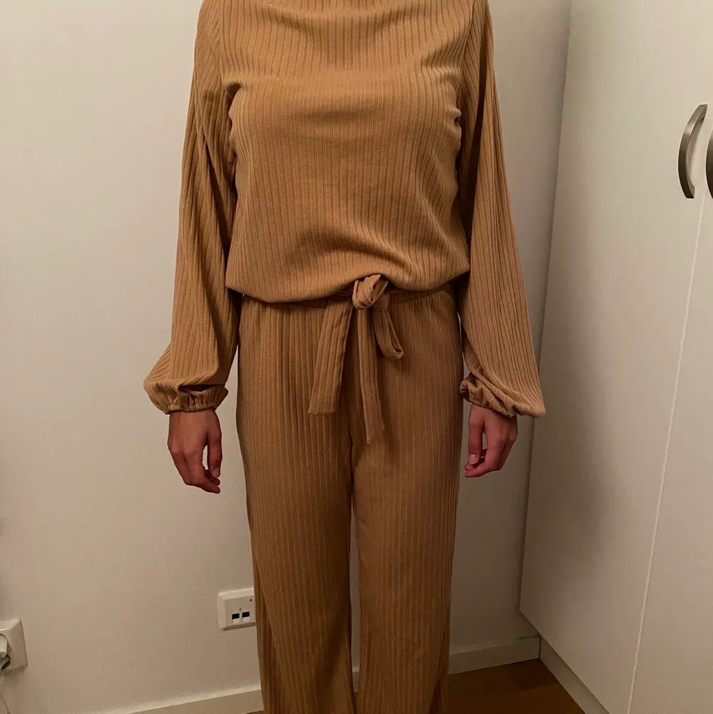 En brun/beige dress med matchande byxa och tröja i ribbad material med tillhörande knytband till byxan. Storlek - XS. Den är köpt ifrån SHEIN och hela dressen säljes för 100kr. Om man vill köpa tröjan eller byxan separat kostar dem 50kr styck!🧥. Övrigt.